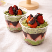 Pistachio Kunafa Strawberry Bobocup